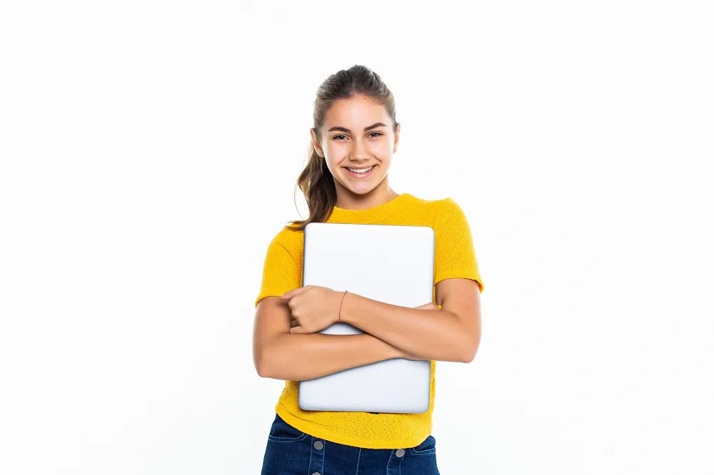 Adolescente segurando um computador