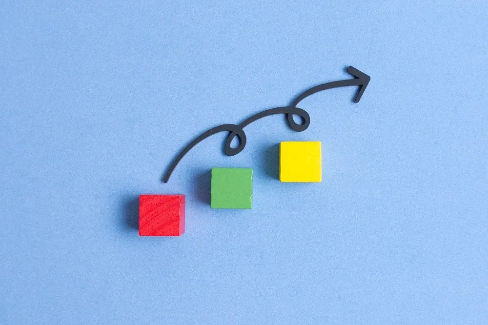 Cubos coloridos representando um funil de vendas