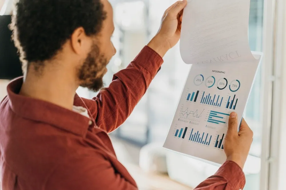 Executivo analisando métricas de negócios