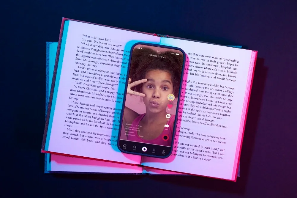 Livro aberto com smartphone dentro
