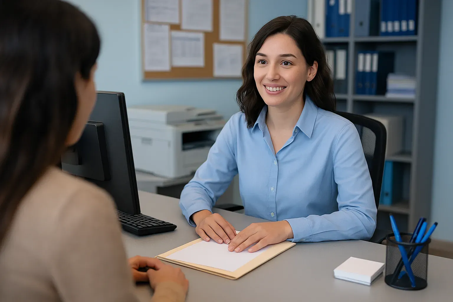 Secretária escolar fazendo atendimento
