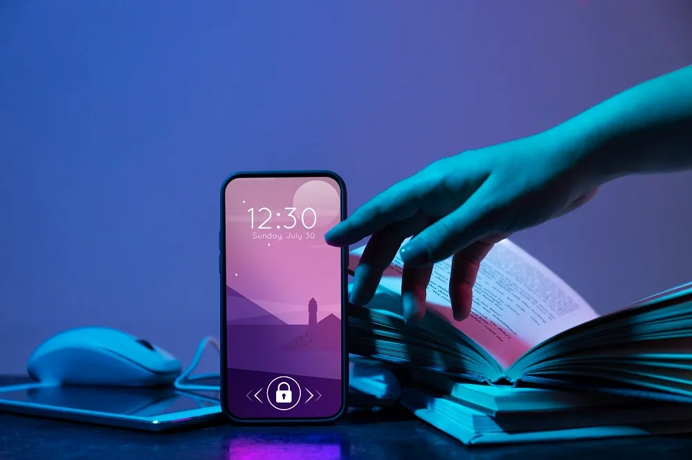 Smartphone ao lado de livros